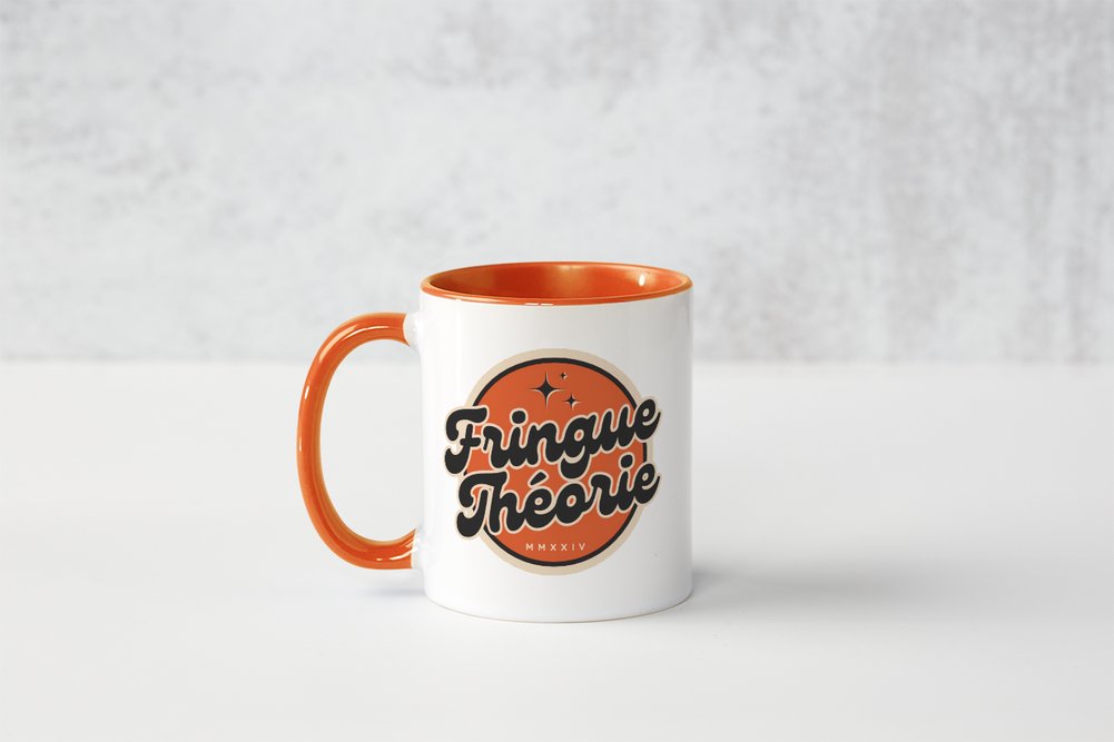 Fringue Théorie – Tasse iconique au logo original MMXXIV (orange)