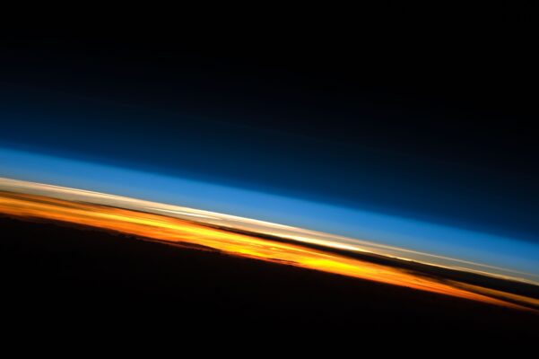 earthatmosphere_iss23_big
